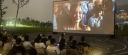 （男孩把鸡鸡桶进女人的粉色尿尿的视频转载）成都秋夜“新耍法”：到公园看坝坝电影